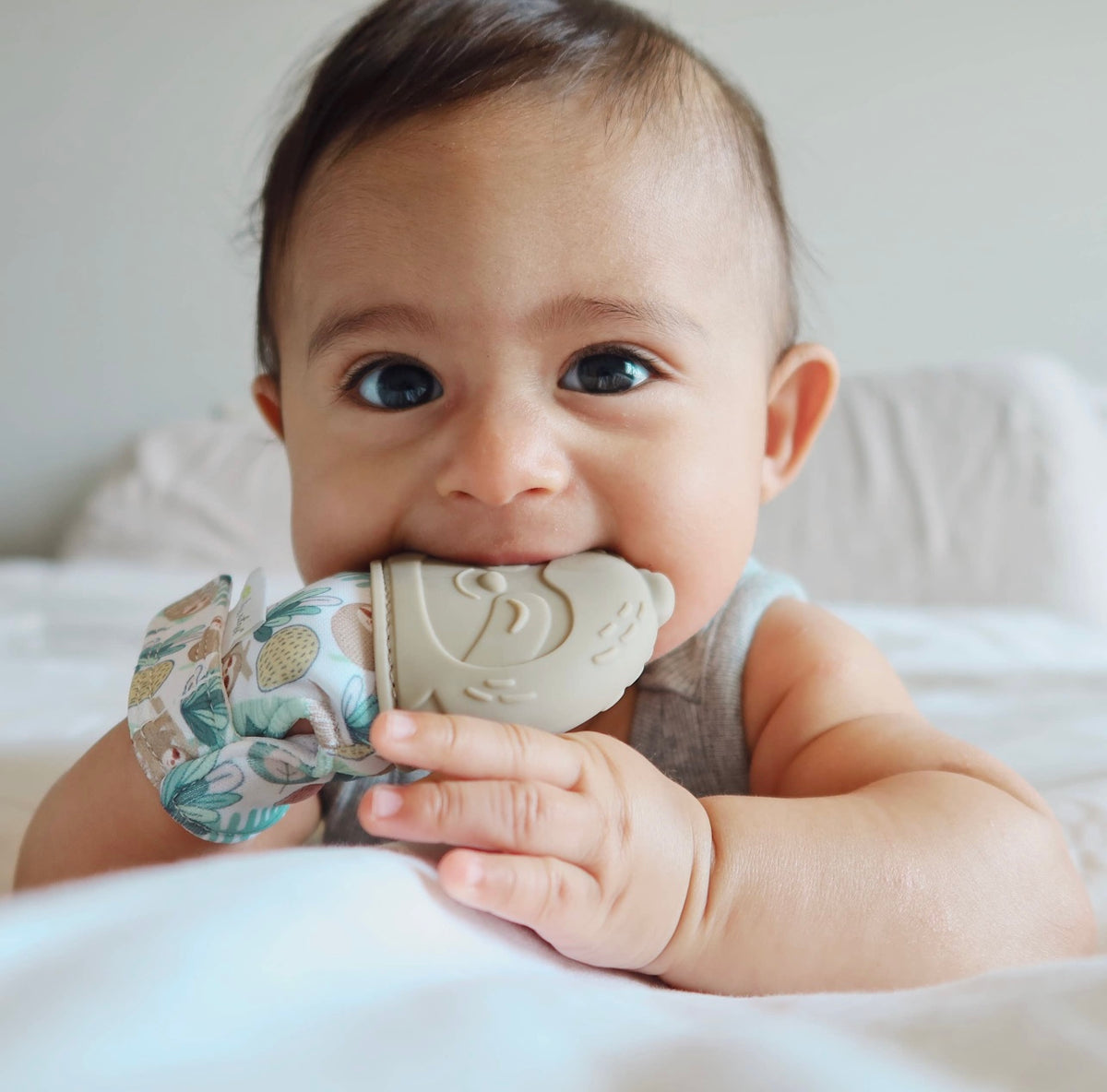ITZY SILICONE TEETHING MITTS